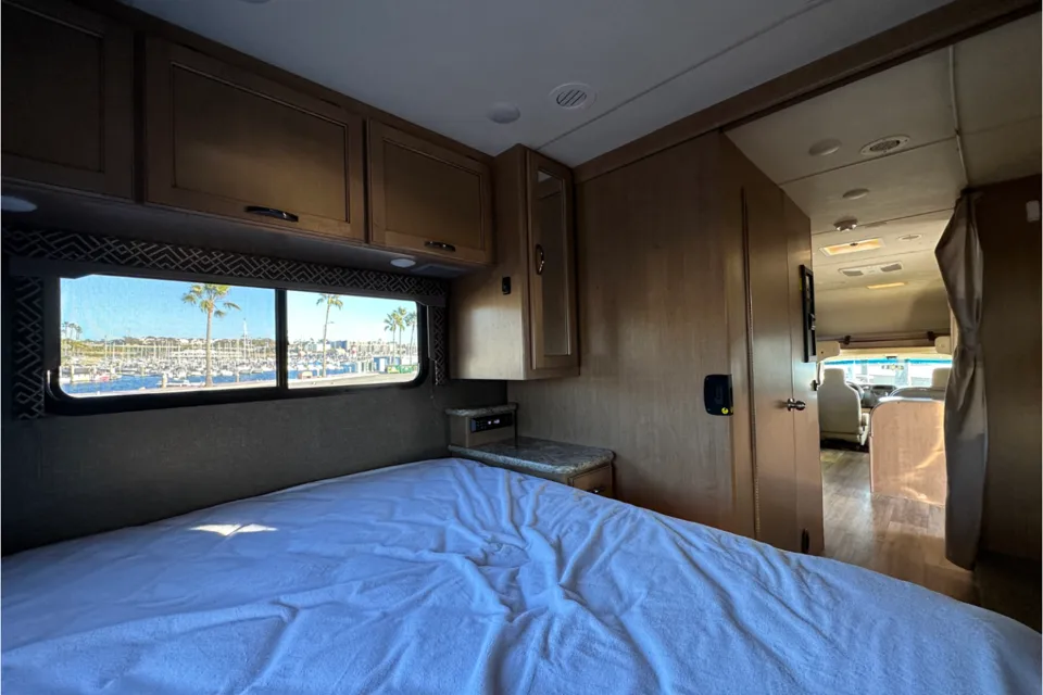 C14 - Thor Motor Coach Four Winds