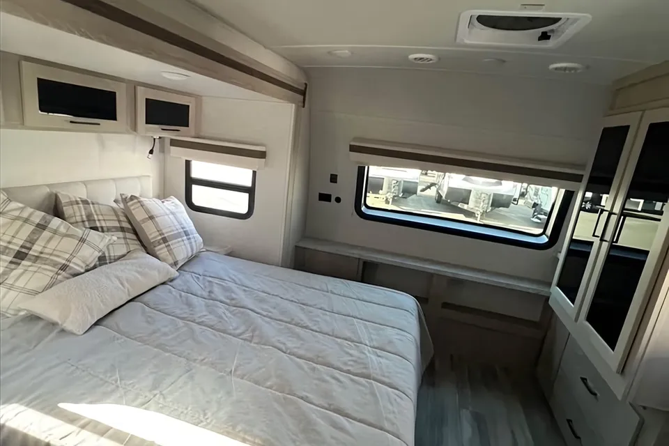 Tommy's Forest River Rockwood ultra light 2911BS Travel Trailer