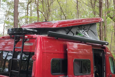 "Roy" Winnebago Solis 59P