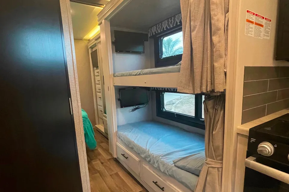 Bunk house  Entegra Coach Vision 29f Class A