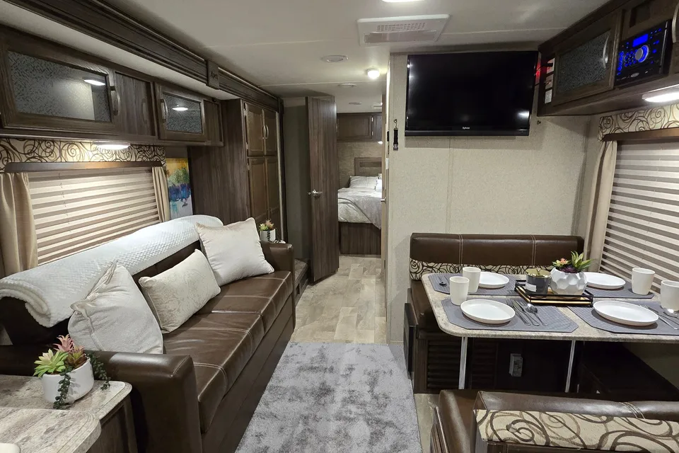 Coachmen Apex Ultra-Lite / Power Inverter & Solar / Dishwasher / Starlink Equipped!
