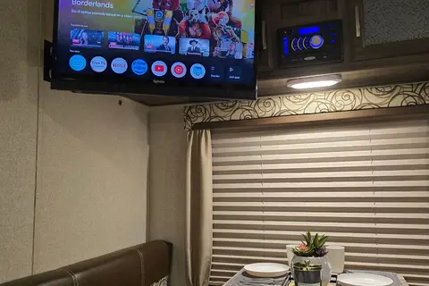 Coachmen Apex Ultra-Lite / Power Inverter & Solar / Dishwasher / Starlink Equipped!