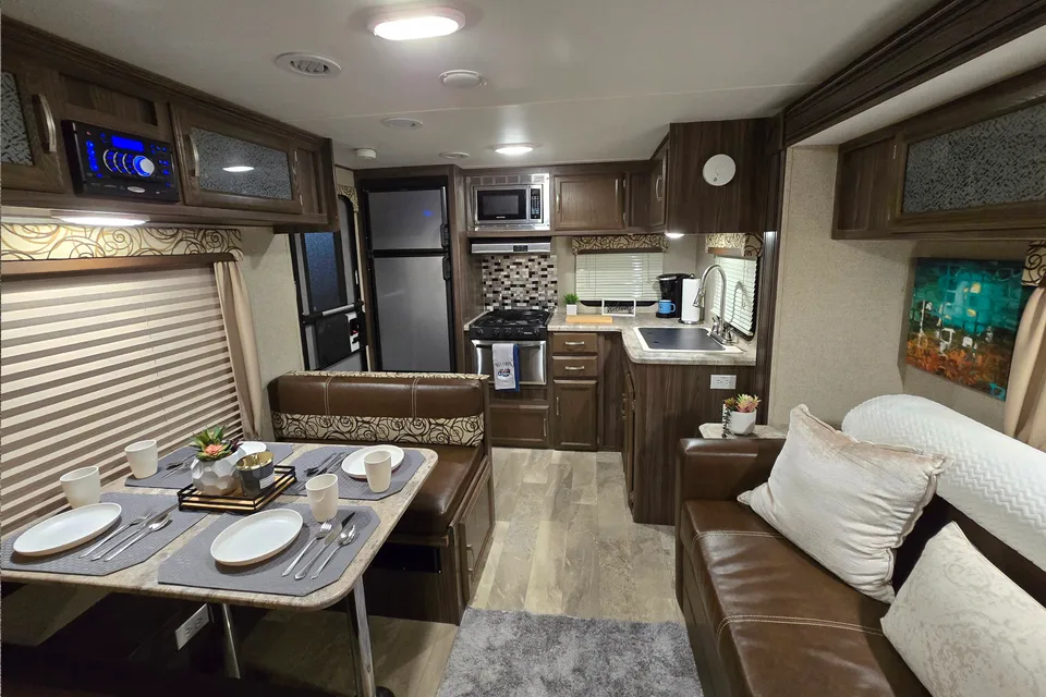 Coachmen Apex Ultra-Lite / Power Inverter & Solar / Dishwasher / Starlink Equipped!