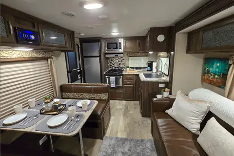 Coachmen Apex Ultra-Lite / Power Inverter & Solar / Dishwasher / Starlink Equipped!