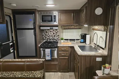 Coachmen Apex Ultra-Lite / Power Inverter & Solar / Dishwasher / Starlink Equipped!