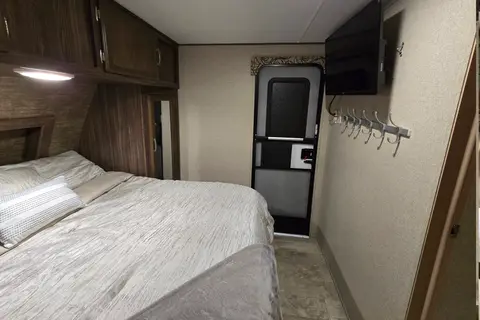 Coachmen Apex Ultra-Lite / Power Inverter & Solar / Dishwasher / Starlink Equipped!