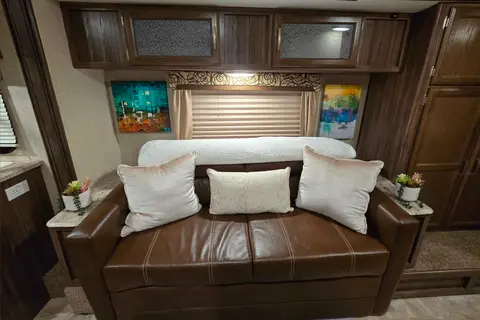 Coachmen Apex Ultra-Lite / Power Inverter & Solar / Dishwasher / Starlink Equipped!