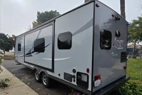 Coachmen Apex Ultra-Lite / Power Inverter & Solar / Dishwasher / Starlink Equipped!