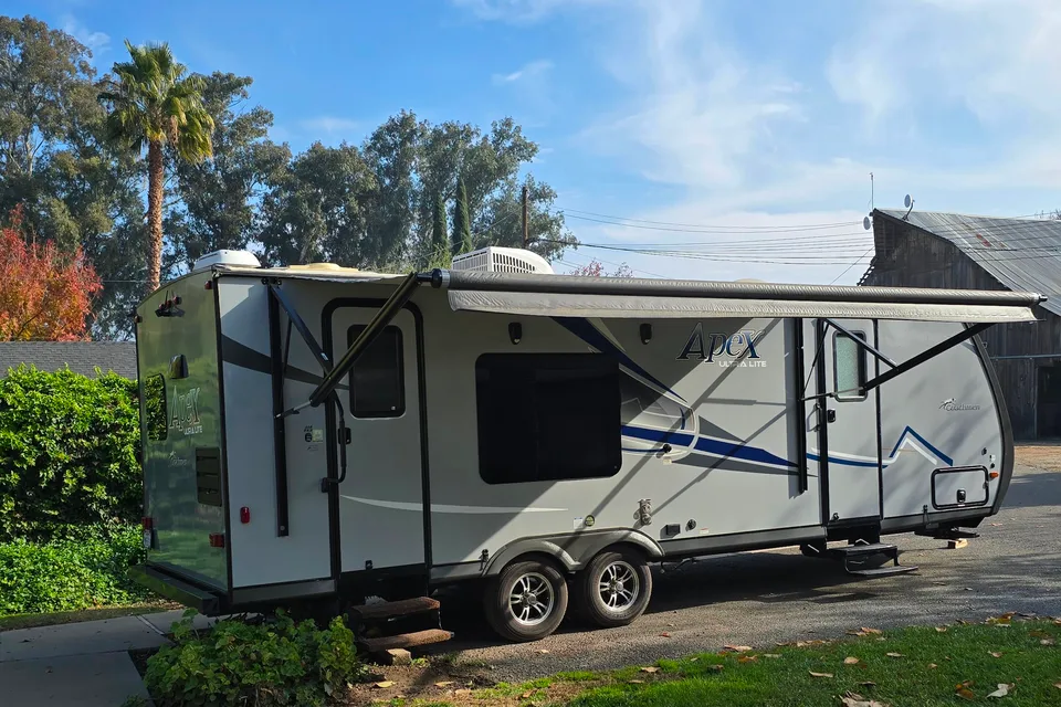 Coachmen Apex Ultra-Lite / Power Inverter & Solar / Dishwasher / Starlink Equipped!