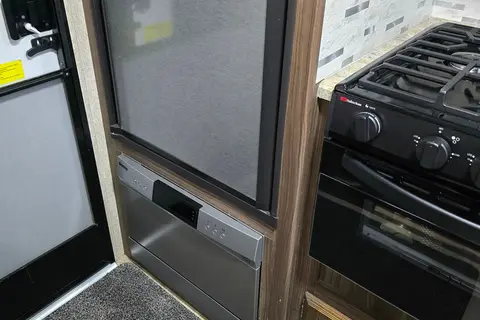Coachmen Apex Ultra-Lite / Power Inverter & Solar / Dishwasher / Starlink Equipped!