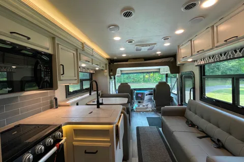 2021 Jayco Alante Class A *Drive with a G license!