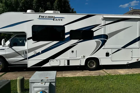 HIGHWAY TO HEAVEN Thor Motor Coach Freedom Elite 26E Class C