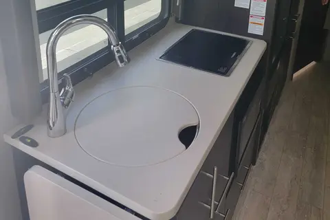 "GLAM LIKE NEW"2021 Ford Thor Axis Class A. NO Special DL needed, Your DL is fine.