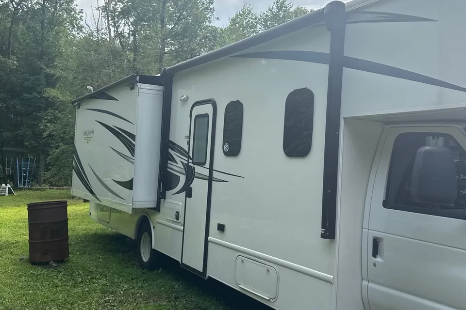 Julia's Nexus RV Triumph 32T Class C