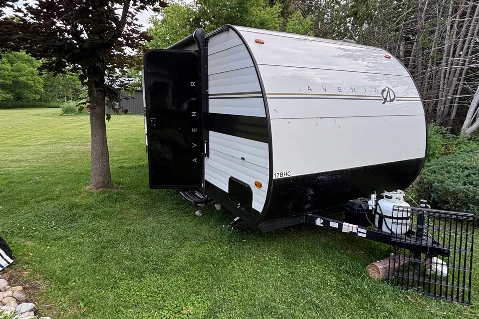 Chris & Rachael's Avenir 17RB Travel Trailer