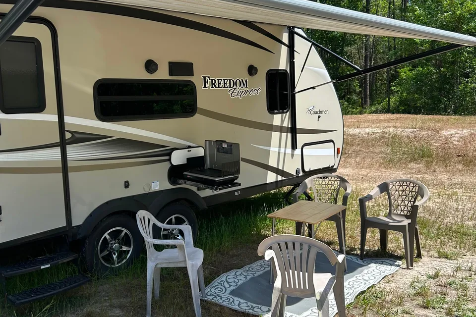 Coachmen Freedom express Travel Trailer