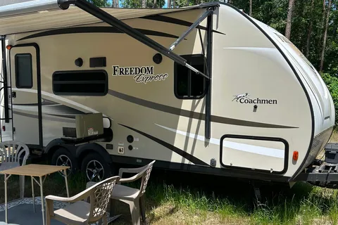 Coachmen Freedom express Travel Trailer