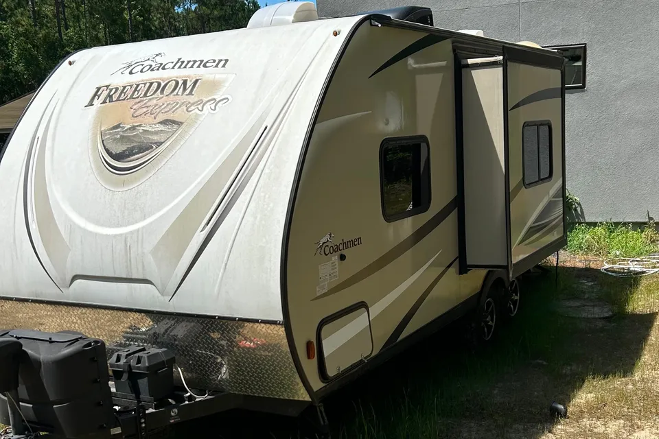 Coachmen Freedom express Travel Trailer