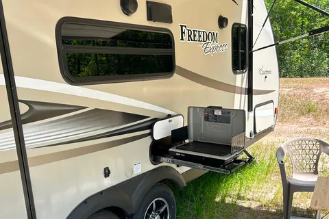 Coachmen Freedom express Travel Trailer