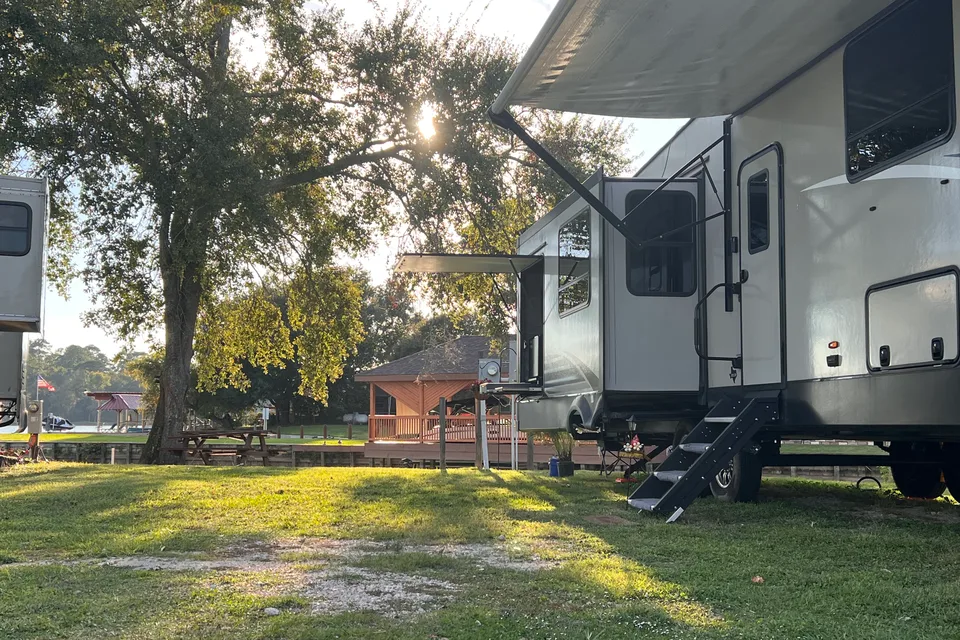 Michael's RV Cottage Lake Side