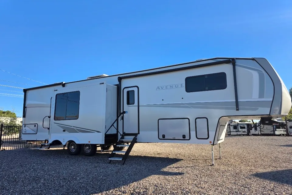 Retreat Alliance RV Avenue 38DBL Fifth Wheel