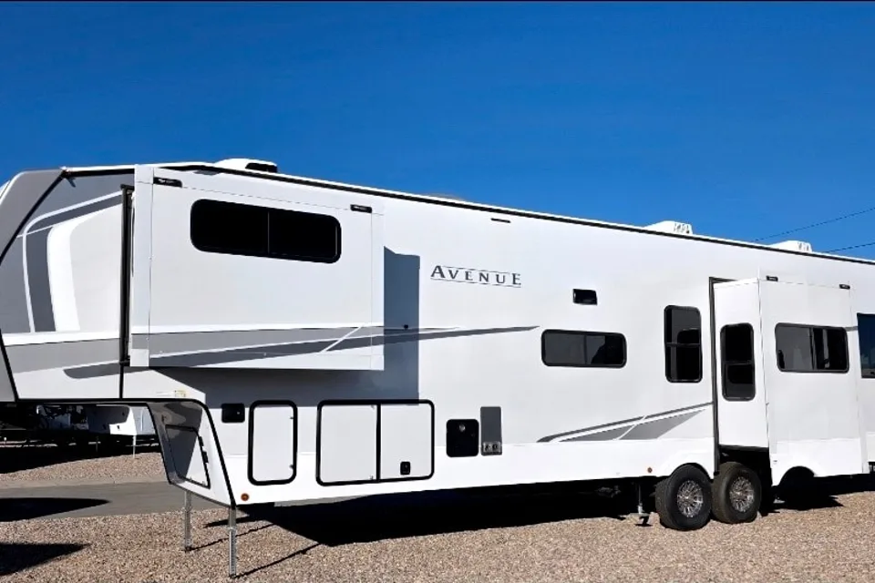 Retreat Alliance RV Avenue 38DBL Fifth Wheel