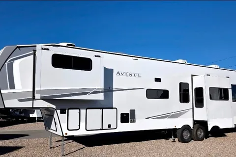 Retreat Alliance RV Avenue 38DBL Fifth Wheel