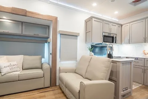 Retreat Alliance RV Avenue 38DBL Fifth Wheel