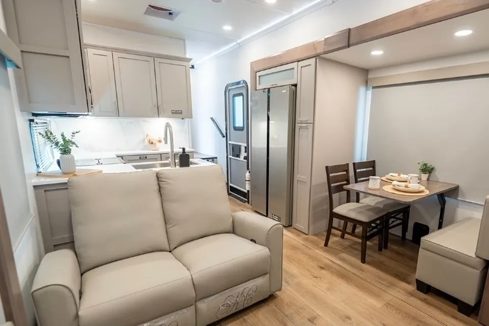 Retreat Alliance RV Avenue 38DBL Fifth Wheel
