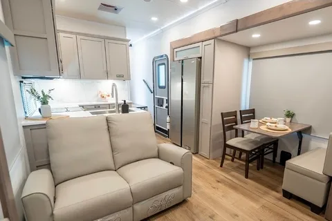 Retreat Alliance RV Avenue 38DBL Fifth Wheel