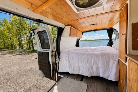Van tout équipé 1 à 2 pers. aménagé prêt pour l’aventure 🌲🚐