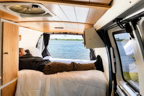 Van tout équipé 1 à 2 pers. aménagé prêt pour l’aventure 🌲🚐