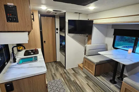 Prime Time 22' travel trailer suv towable