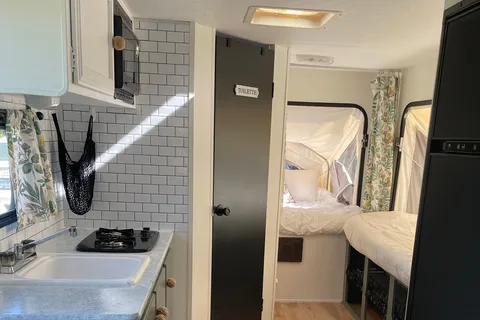 Renovated family friendly hybrid trailer - ultra comfortable!