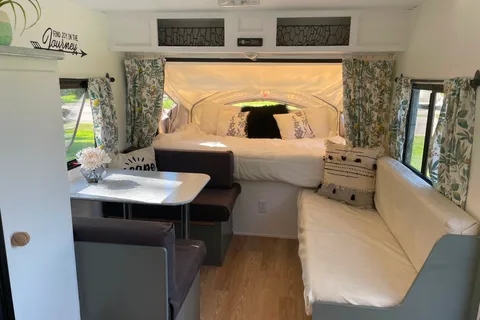 Renovated family friendly hybrid trailer - ultra comfortable!