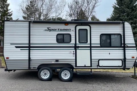 Renovated family friendly hybrid trailer - ultra comfortable!