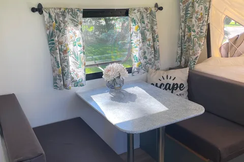 Renovated family friendly hybrid trailer - ultra comfortable!