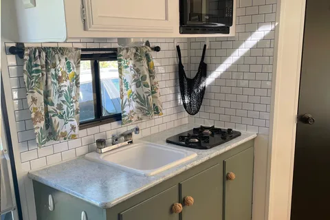 Renovated family friendly hybrid trailer - ultra comfortable!