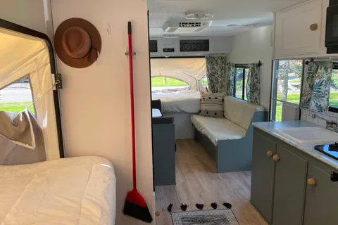 Renovated family friendly hybrid trailer - ultra comfortable!