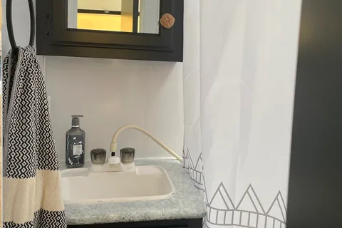 Renovated family friendly hybrid trailer - ultra comfortable!