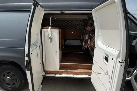 Arianna's Ford Ecoline Campervan