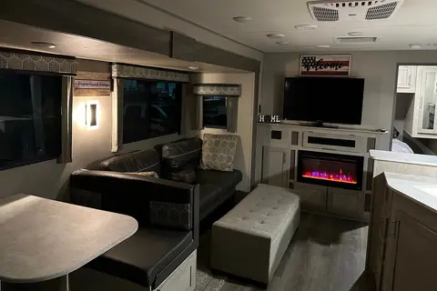 Fully loaded cozy luxurious Catalina travel trailer