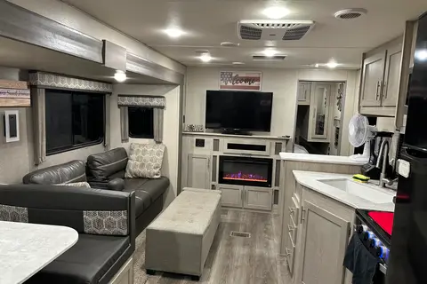Fully loaded cozy luxurious Catalina travel trailer