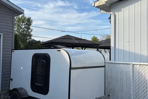 Spacious Square-Drop trailer with a small kitchen
