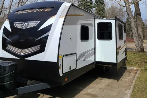 Fred's  Cruiser Radiance 25BH Travel Trailer