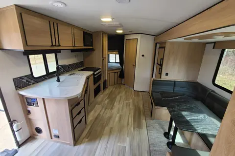 Fred's  Cruiser Radiance 25BH Travel Trailer