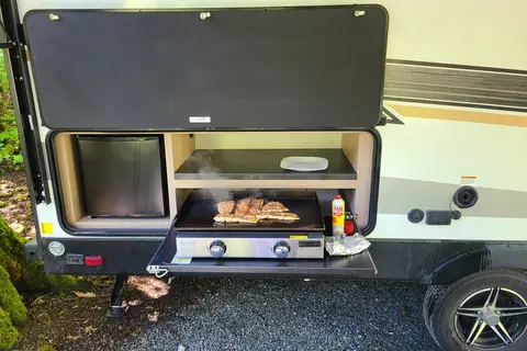 Fred's  Cruiser Radiance 25BH Travel Trailer