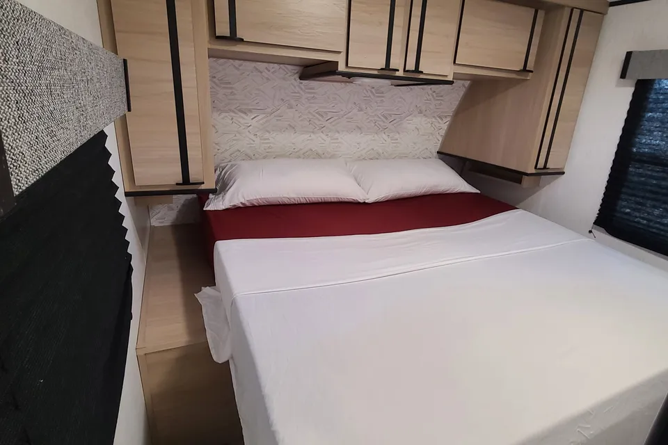 Fred's  Cruiser Radiance 25BH Travel Trailer
