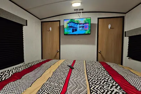 Fred's  Cruiser Radiance 25BH Travel Trailer