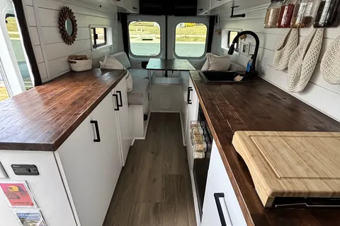 Luna Sea Adventure Van -AC&Heater- Solar-Dog Friendly/Fully Stocked-Off Grid